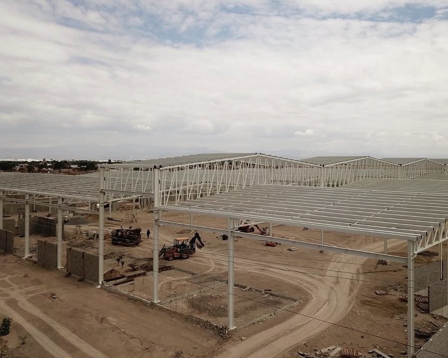 Estructura metálica de nave industrial en construcción