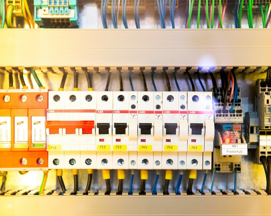 Panel eléctrico con instalación ordenada de cableado y breakers