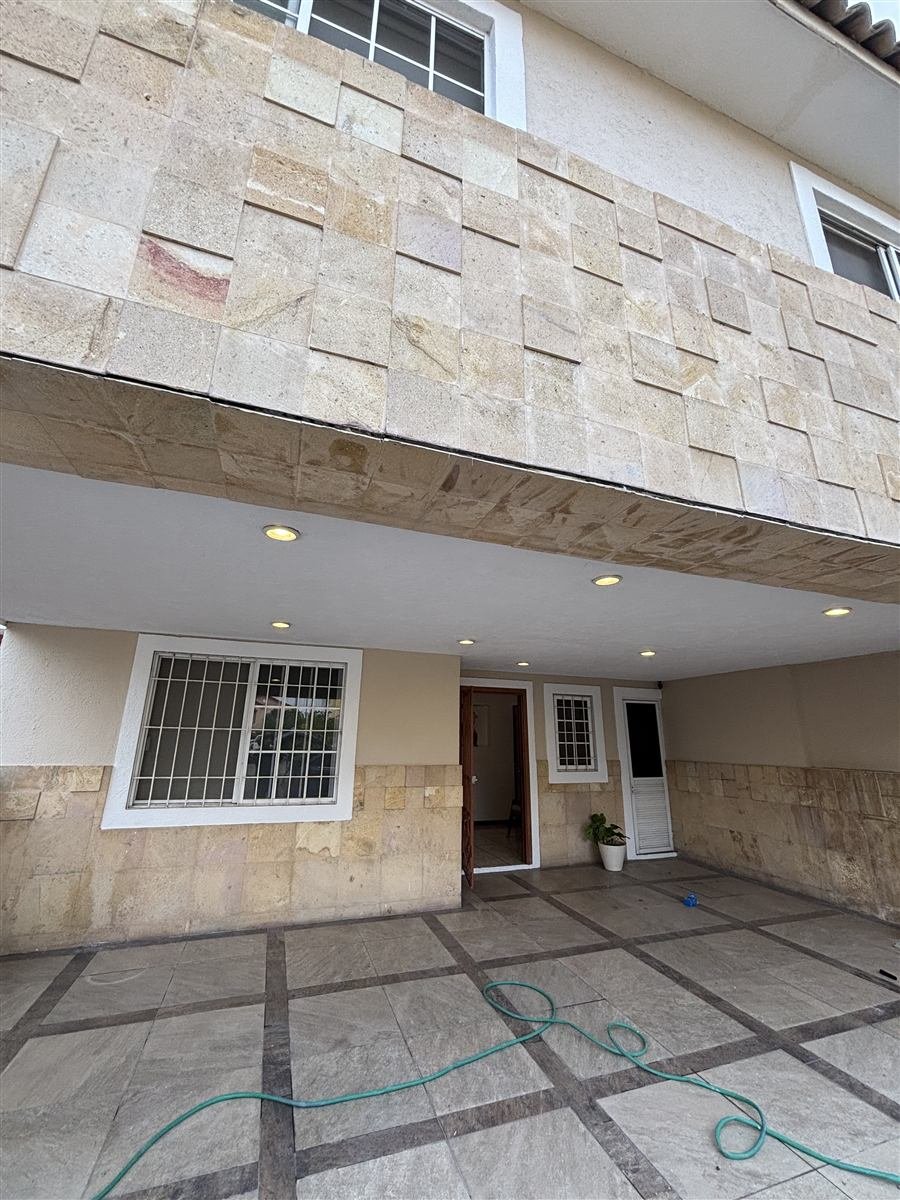 Fachada con acabado en piedra